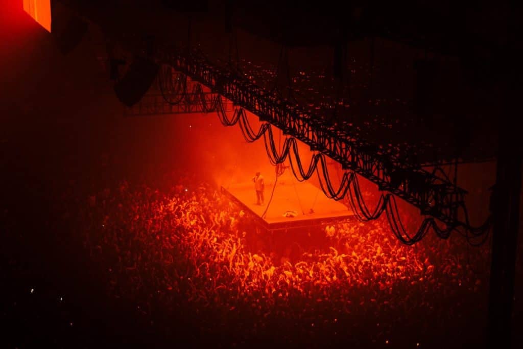 Hoe lang duurt het om een podium op te zetten voor een concert? 